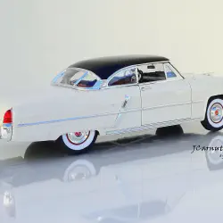 /img/44783-diecast-model-display.webp