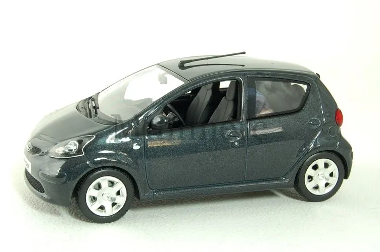 44792 aygo diecast model close up