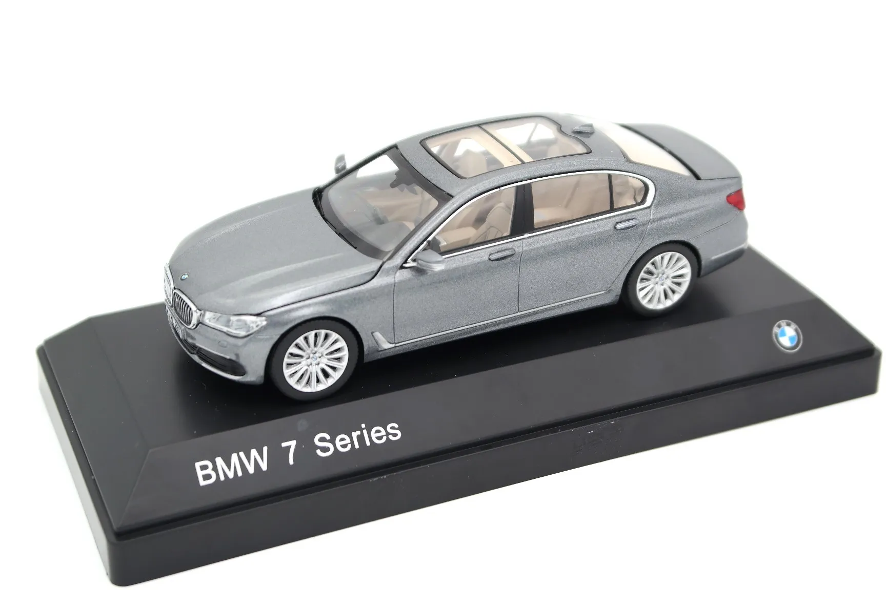 44966 bmw 750i sedan diecast