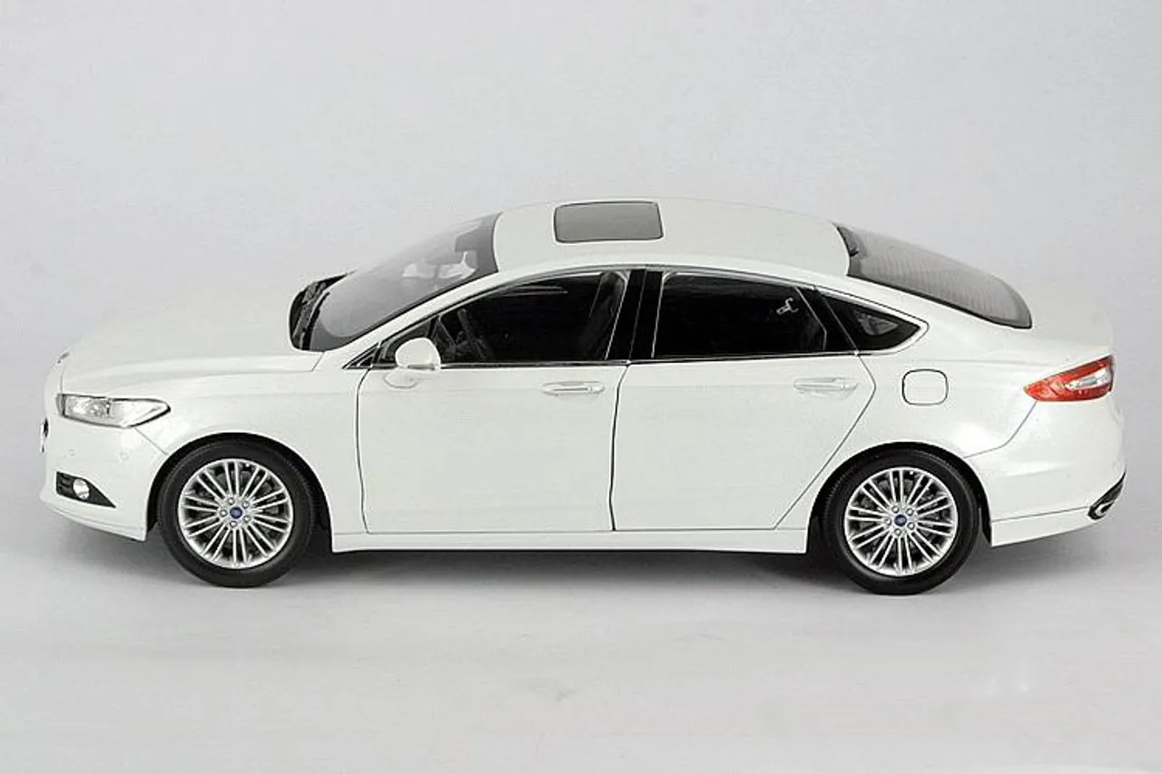 /img/44972-ford-fusion-diecast-display.webp