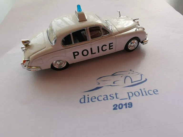 44976 range rover police car