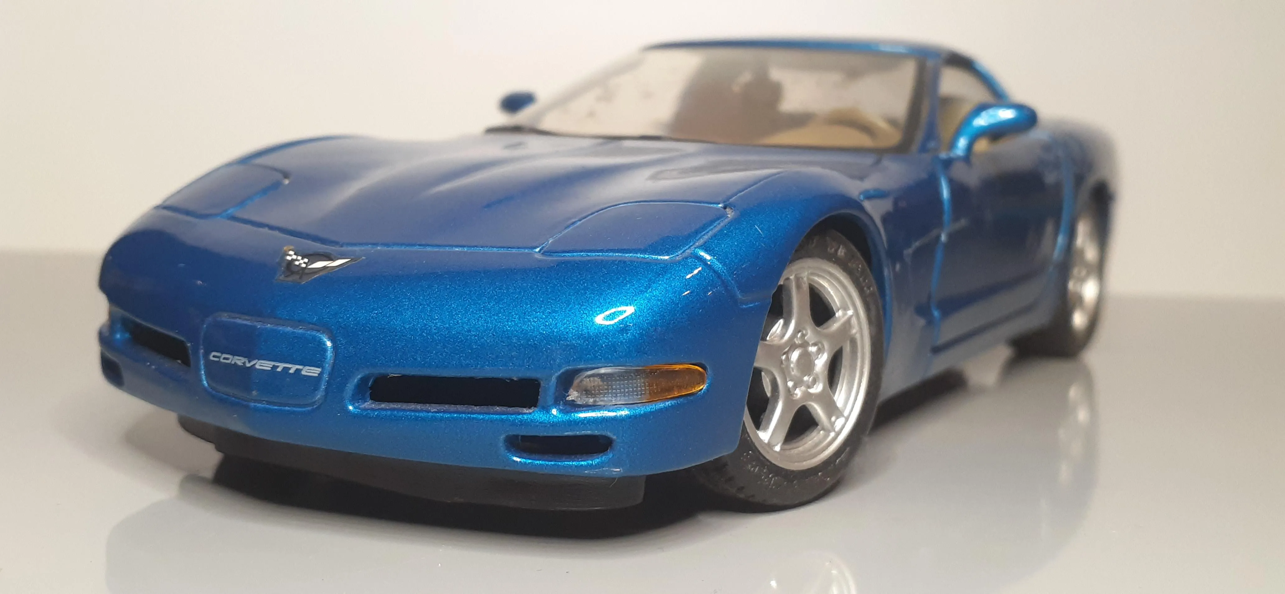 44991 zugloi diecast garage setup