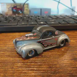 /img/45113-comparing-diecast-models.webp